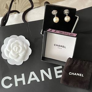 Beautiful Chanel authentic Boucles Orielle Pearl Earring. Worn once.
